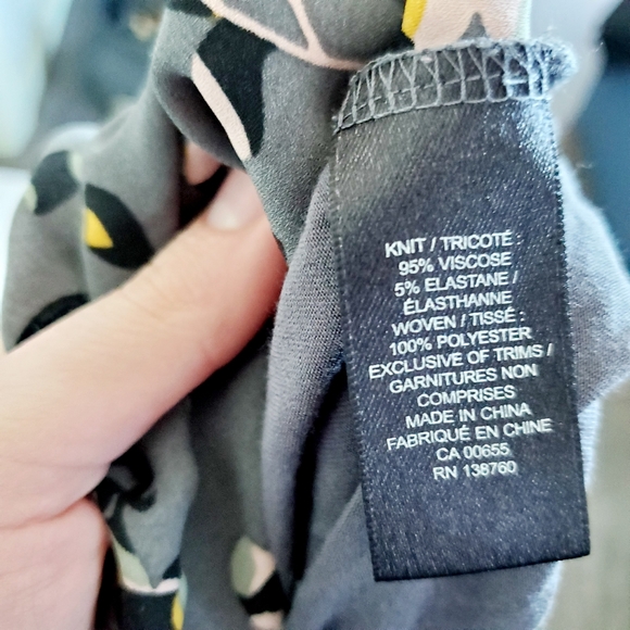 💸CAMBER & GRACE floral keyhole top - Picture 7 of 7